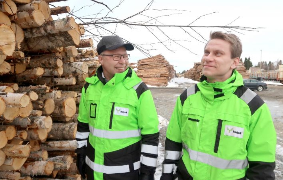 Pekka Nuutinen (vas.) ja Henri Päivelin tietävät, että joskus metsäammattilaiselle tulee myös risuja. Pääasiassa yhteistyö metsänomistajien kanssa sujuu kitkattomasti.