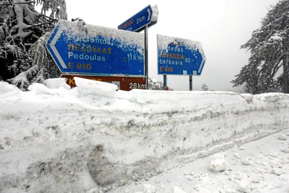 Perjantaina lumi peitti liikennemerkit Kyprosella.