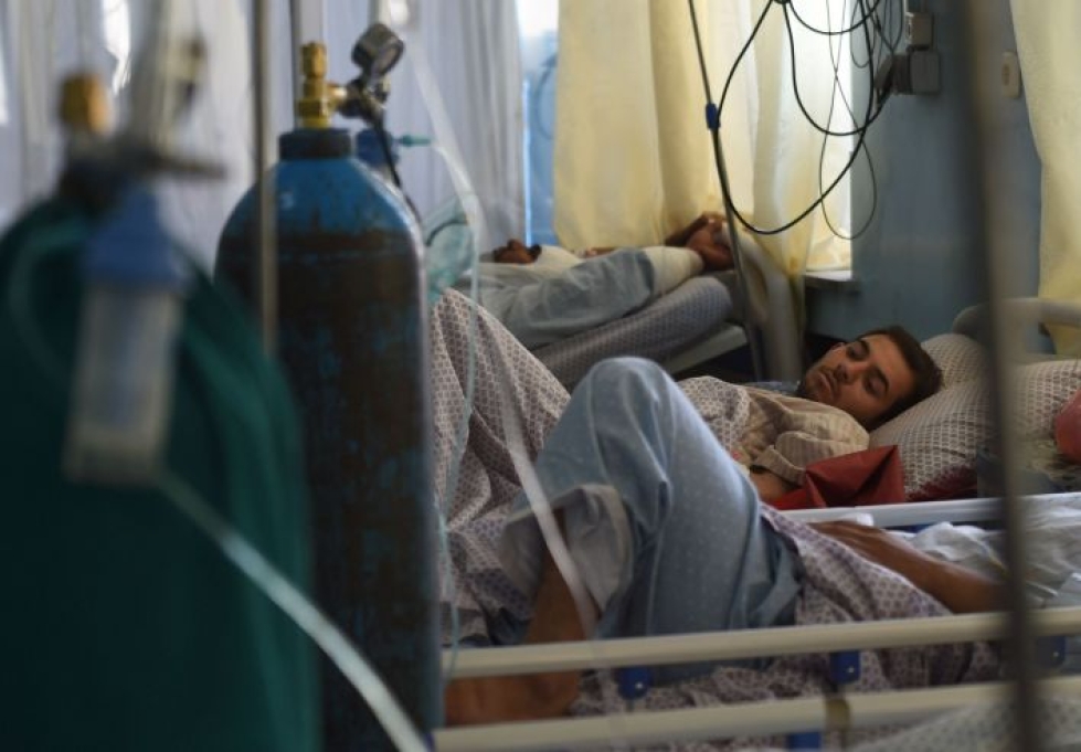 Loukkaantuneet saavat sairaalahoitoa Kabulissa. LEHTIKUVA / AFP