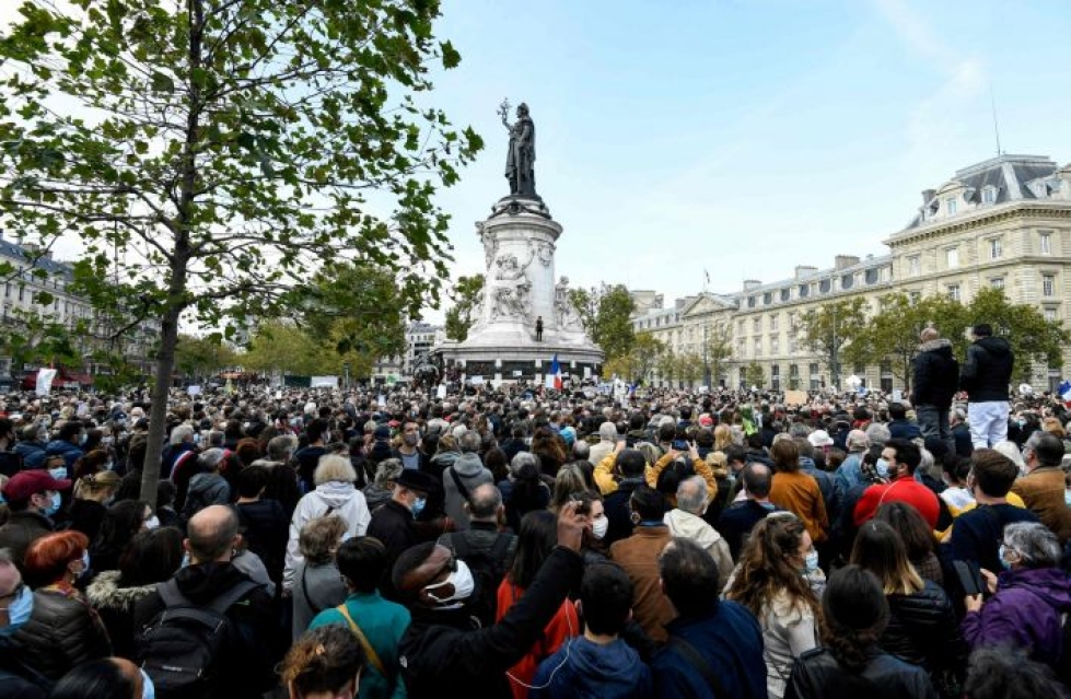 Väkeä kokoontui sunnuntaina Pariisin kaduille surmatun opettajan muistoksi. Lehtikuva/AFP