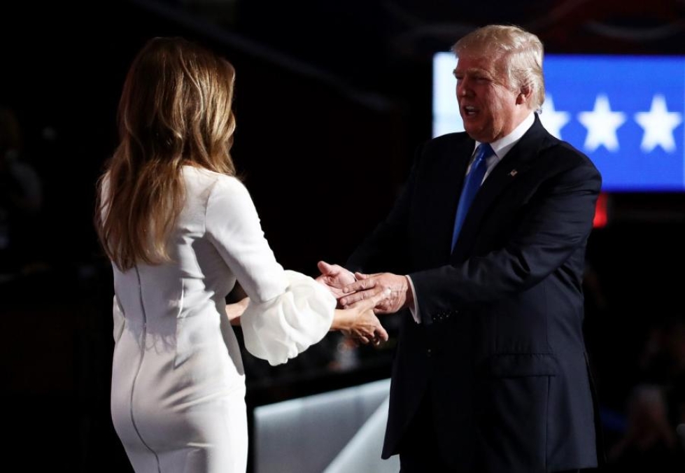 Donald Trump esitteli vaimonsa Melania Trumpin yleisölle republikaanien puoluekokouksen ensimmäisenä päivänä. Vaimo yritti pehmittää miehensä imagoa. LEHTIKUVA/AFP