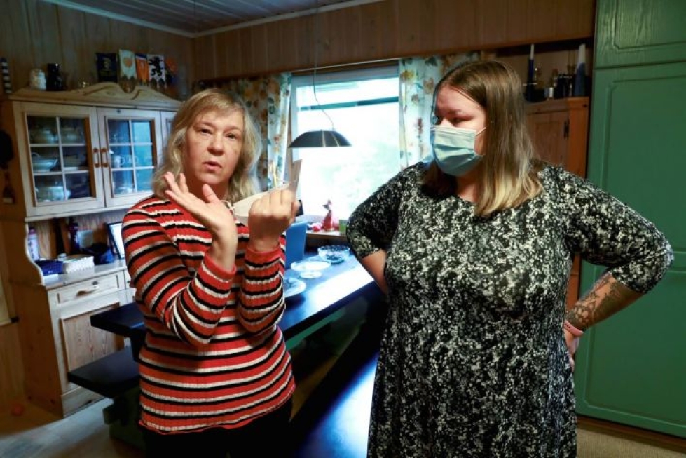Anna Maija Ahonen (vas.) ja avustaja Marianne Koskinen ihmettelevät Joensuun kaupungin toimintaa vammaiskorttien suhteen.