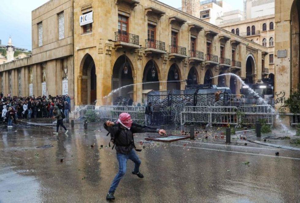 Talouskriisistä kärsivässä Libanonissa on ollut laajoja mielenosoituksia lokakuusta lähtien. LEHTIKUVA/AFP
