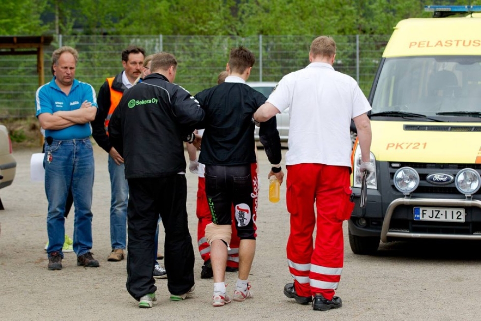 Lauri Kivinen pystyi tuettuna kävelemään itse ambulanssiin.