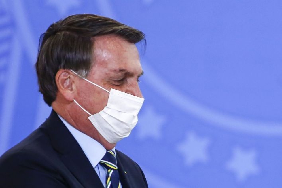Brasilian presidentti Jair Bolsonaro suojautui maskilla kesäkuussa. Brasiliassa on tilastoitu jo yli 50 000 koronavirukseen liittyvää kuolemaa.