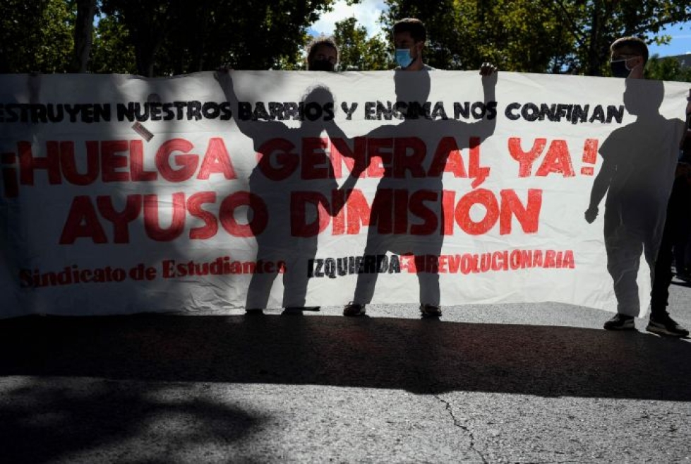 Madridissa osoitettiin mieltä koronarajoituksia vastaan. LEHTIKUVA/AFP
