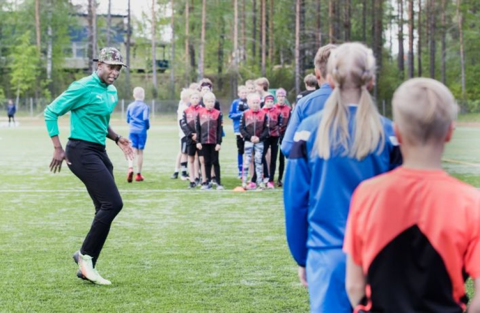 Jalkapalloseura Ylämyllyn Yllätys sai Pohjois-Karjalan suurimman seuratuen. Kuva seuran junioreiden harjoituksista vuodelta 2019, jolloin jamaikalainen pikajuoksija Kerron Stewart vieraili Liperissä.