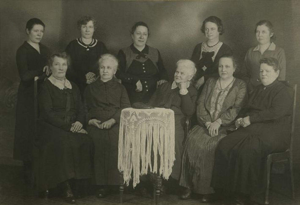 Joensuulaisia vaikuttajanaisia todennäköisesti joskus 1920-luvulla. Valokuvaaja Betty Paqvalén on istumassa kuvassa alarivissä oikealla. Kuvan on ottanut toinen joensuulainen valokuvaaja Tuomo Ahokas.