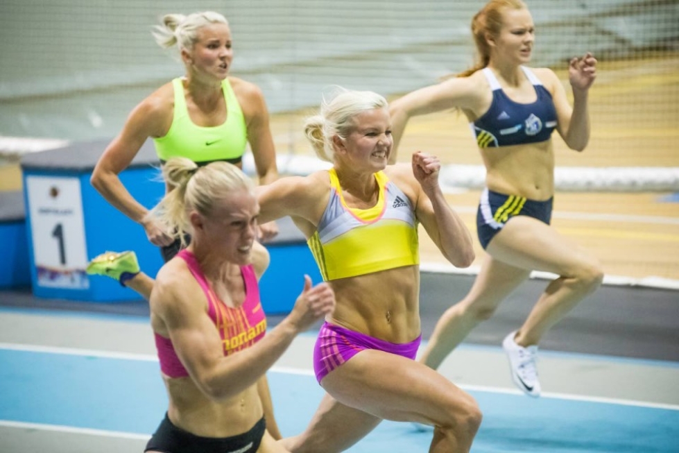 Naisten 60 metrin voitti Maria Räsänen. Hertta Heikkinen kiri rinnalla toiseksi ja taustalla juokseva Jutta Heikkinen oli viides.