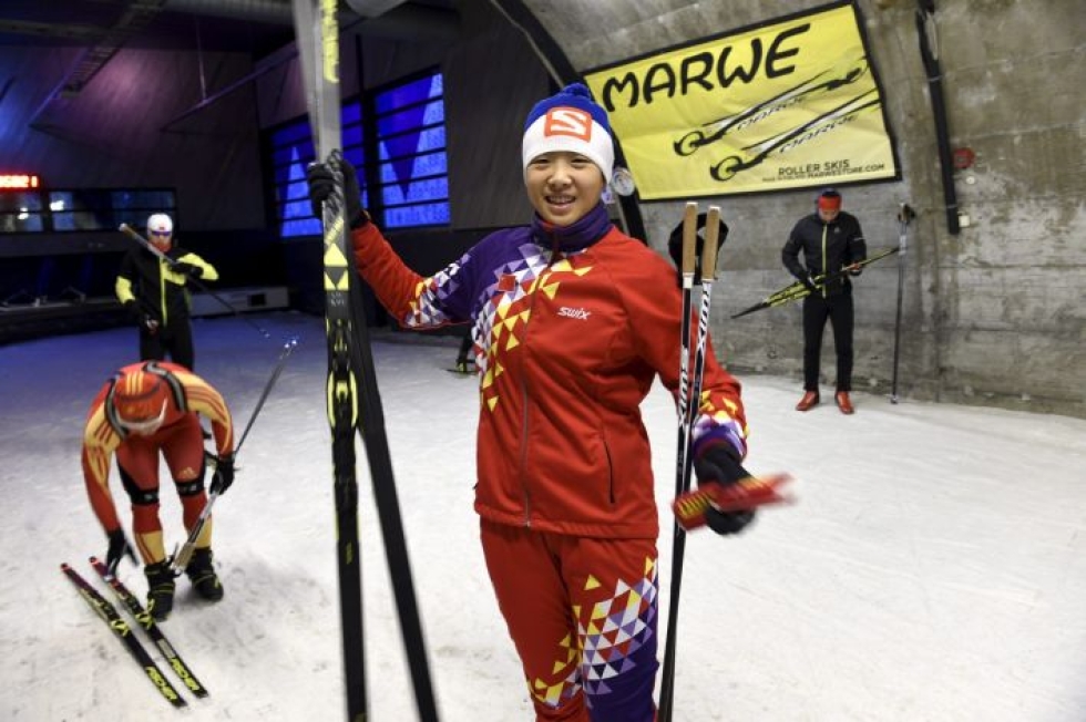 Kiinalainen hiihtäjä Song Yang harjoitteli Vuokatissa Sotkamossa.  LEHTIKUVA / MARTTI KAINULAINEN