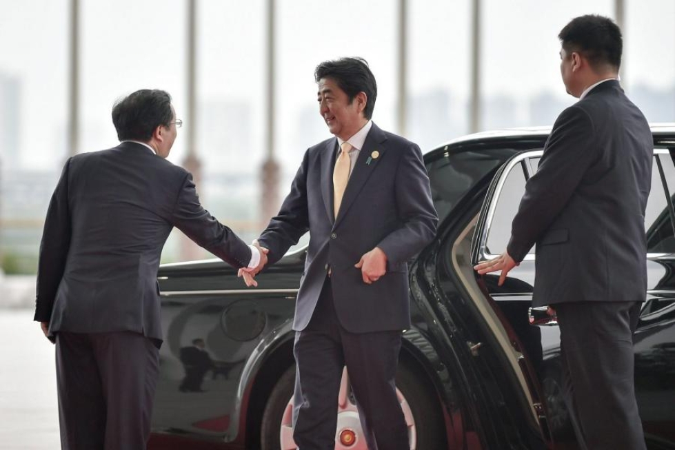Japani on Britannian tärkeä kauppakumppani. Kuvassa keskellä pääministeri Shinzo Abe. LEHTIKUVA / AFP