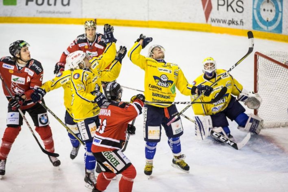 Rovaniemen Kiekon maalilla riitti tilanteita. Pelaajat seurasivat välillä yläilmoihin lentänyttä kiekkoa.