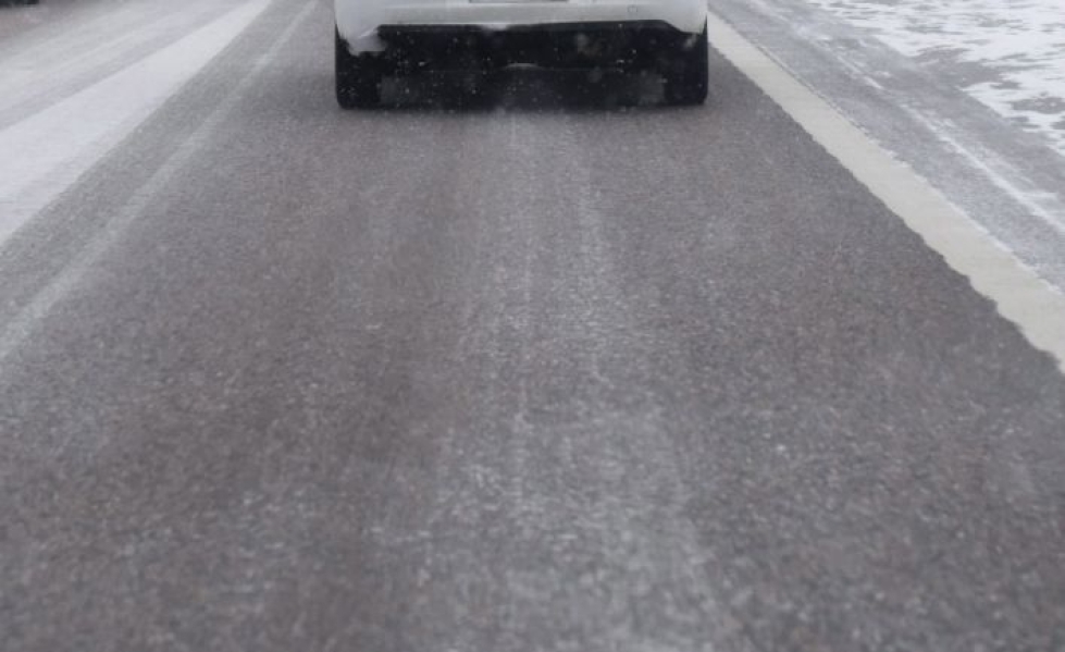 Sateet väistyvät Suomen itäpuolelle, mutta ajokeliä heikentävät jäätyvät tienpinnat. LEHTIKUVA / HEIKKI SAUKKOMAA