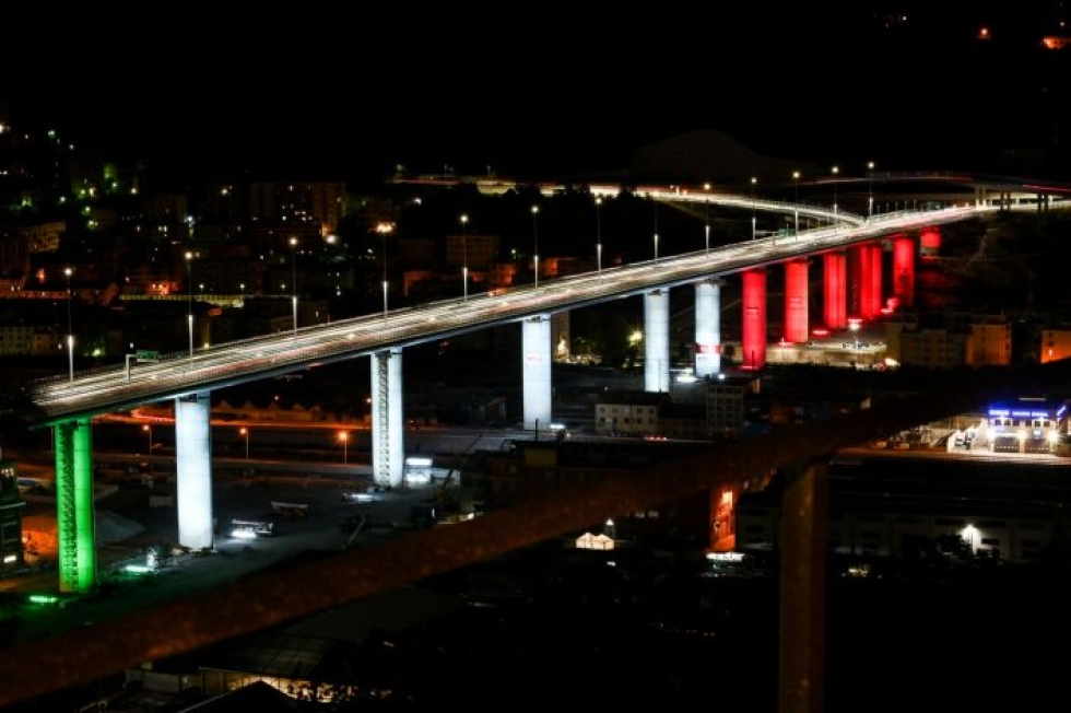 Uusi 1 067 metriä pitkä San Giorgio -silta vihittiin käyttöön maanantaina. Sillan on suunnitellut tähtiarkkitehti Renzo Piano. LEHTIKUVA / AFP Andreas Solaro