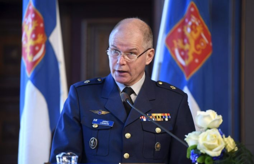 Puolustusvoimain nykyinen komentaja Jarmo Lindberg siirtyy reserviin elokuun alussa. LEHTIKUVA / HEIKKI SAUKKOMAA