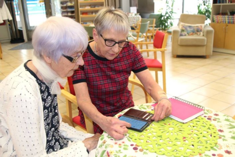81-vuotias Ritva Matikainen (vas) tuli Helena Gröhnin digitreeneihin saatuaan älypuhelimen syntymäpäivälahjaksi. Treeneissä on muun muassa käyty läpi kaikki puhelimen valikot ja asetukset.