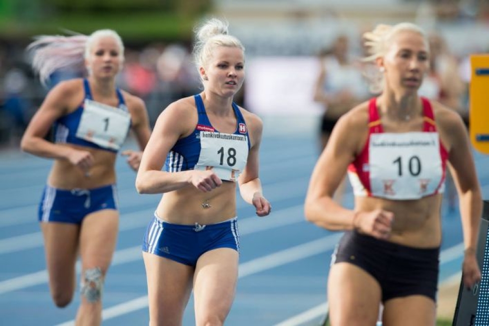 Jutta Heikkinen (vasemmalla) ja Hertta Heikkinen (keskellä) ottelivat Kalevan kisoissa Seinäjoella.
