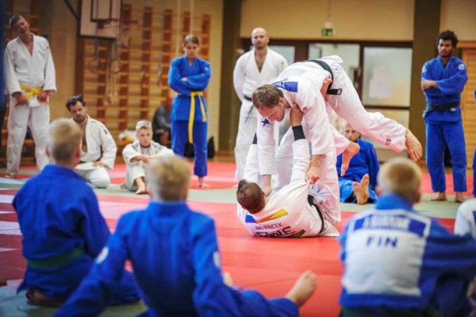 Heinäveden judoleirin ruotsalaiset päävalmentajat näyttävät esimerkkiä oppilaille. Matossa oleva Martin Pacek on heittämässä pikkuveljeään Robin Pacekia ilmojen teille.
