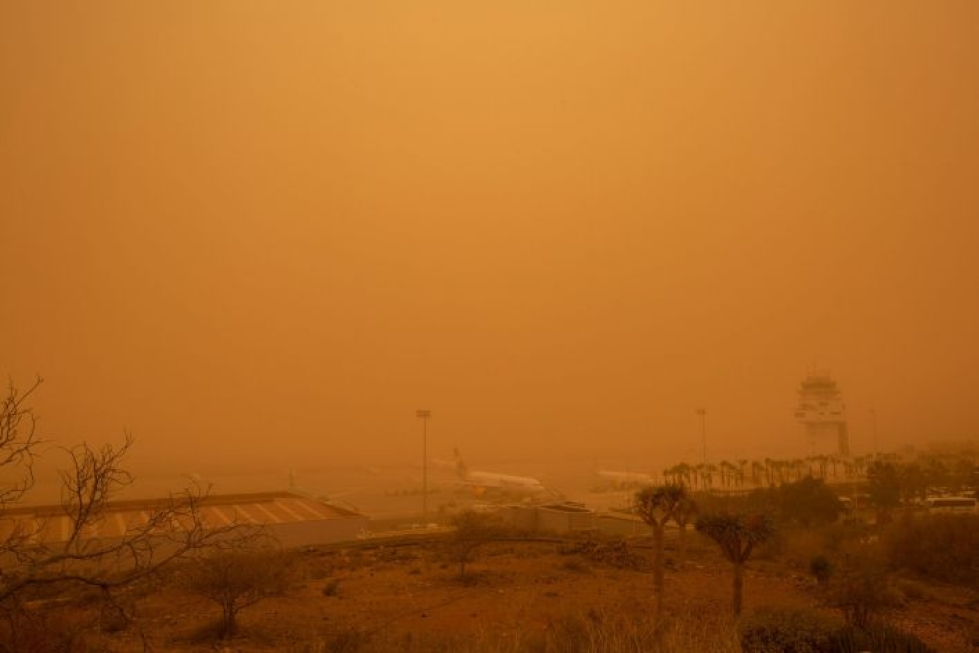 Lentomatkailu suosituille lomasaarille koki pahan kolauksen lauantaina, kun kovat tuulet toivat mukanaan hiekkaa Saharasta ja tekivät lentämisestä mahdotonta. LEHTIKUVA/AFP
