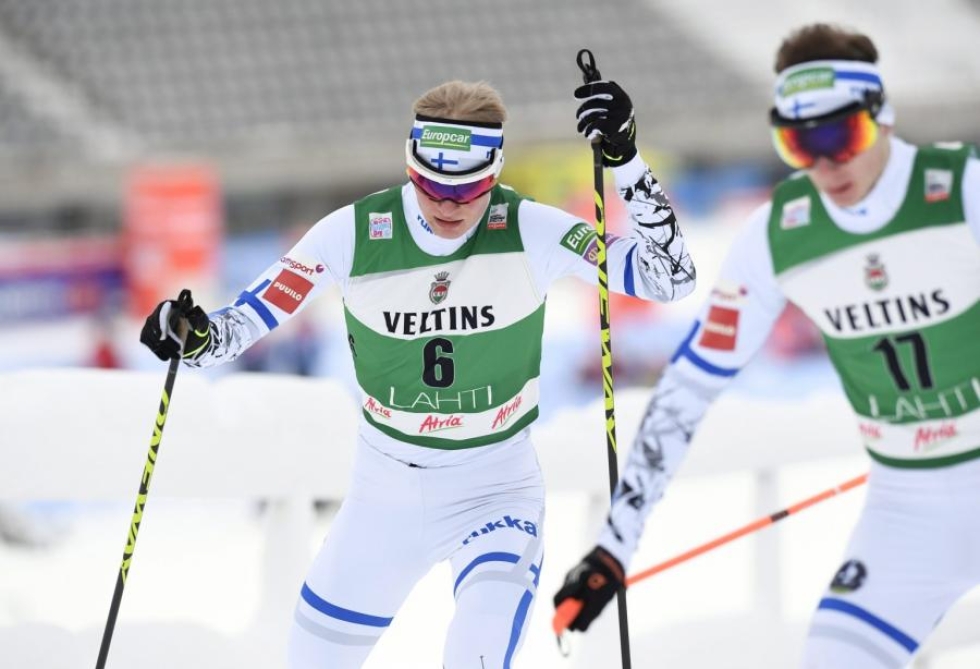 Ilkka Herola (oik.) hiihti parhaana suomalaisena kahdeksanneksi yhdistetyn maailmancupissa Lahdessa. Leevi Mutru (vas.)  oli kymmenes. LEHTIKUVA / HEIKKI SAUKKOMAA