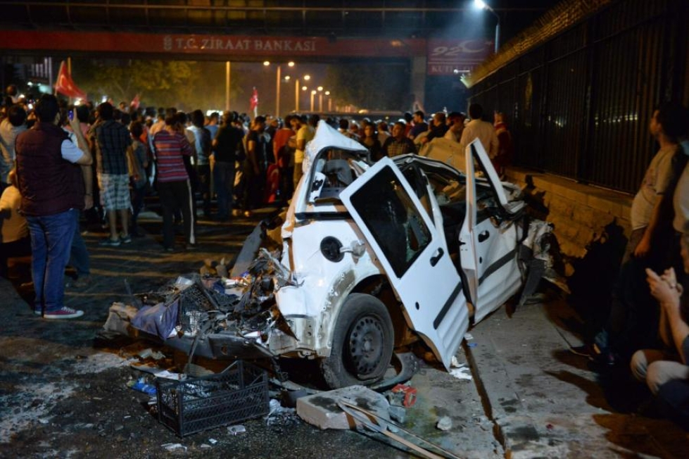 Ankarassa puhkesi yöllä levottomuuksia sotilasvallankaappauksesta annetun ilmoituksen jälkeen. LEHTIKUVA/AFP