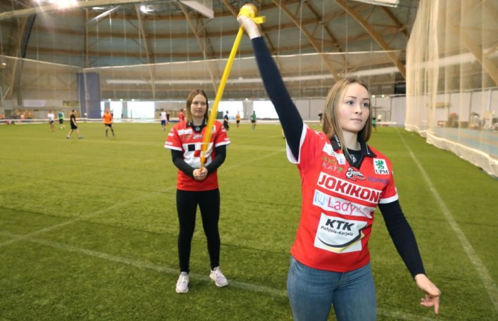 Joensuun Mailan B-tyttöjen pesäpalloilijat Hanna Toivanen ja Reetta Juntunen esittelivät talvileirillä, miten mailaakin voi käyttää kehon lämmittelyyn ja olkapäiden vetreyttämiseen.