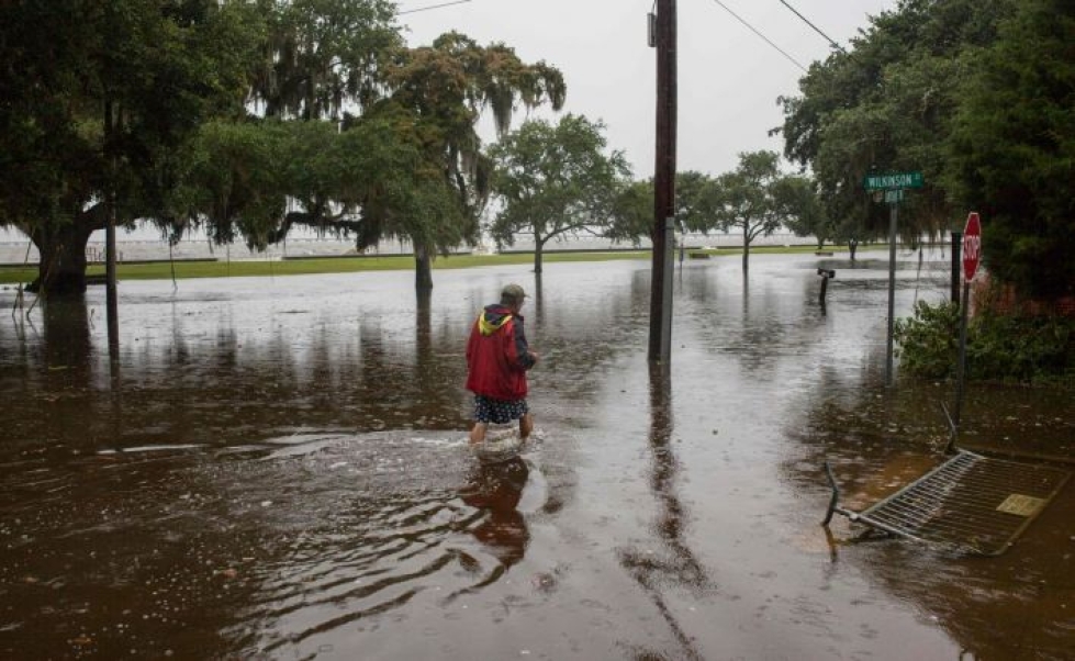 Yhdysvaltain pelastustoimivirasto korosti, että tulva-alueilla on syytä pysytellä sisätiloissa, eikä autolla pidä lähteä veden valtaamille maanteille. LEHTIKUVA / AFP