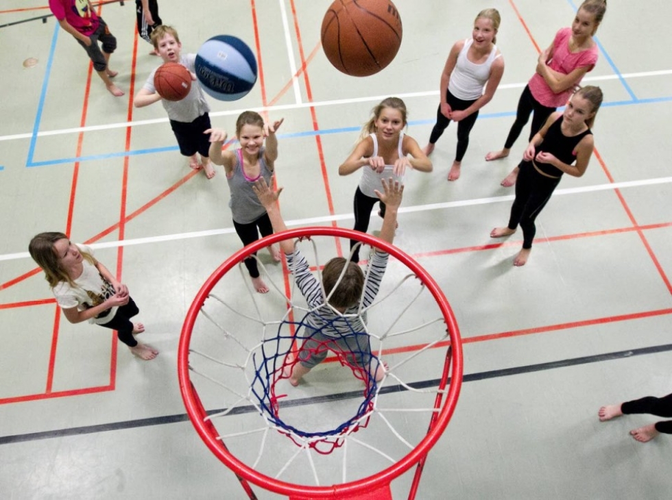 Noljakan koulun kuudesluokkalaiset pelasivat keskiviikkona koripalloa kuten aina ennenkin: tytöt ja pojat yhdessä.