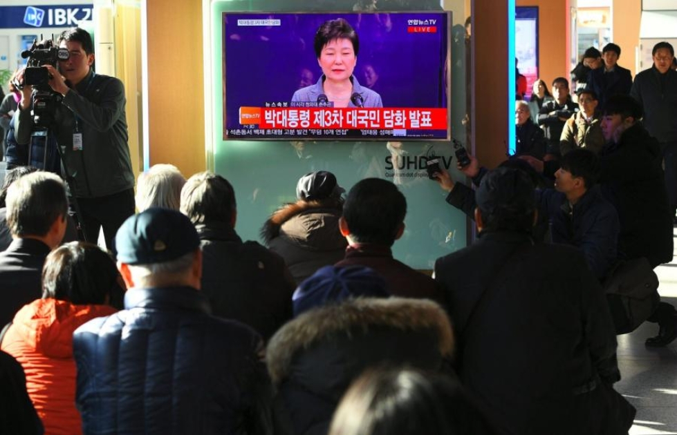 Presidentti Park Geun-hye sanoi televisiopuheessa, että jättää päätöksen asiasta parlamentin tehtäväksi. LEHTIKUVA/AFP