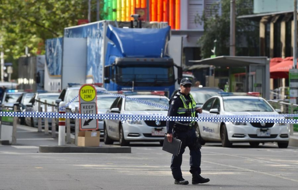 Viisi ihmistä kuoli ja yli 30 loukkaantui, kun mies ajoi autolla väkijoukkoon Melbournen ydinkeskustassa perjantaina. LEHTIKUVA/AFP