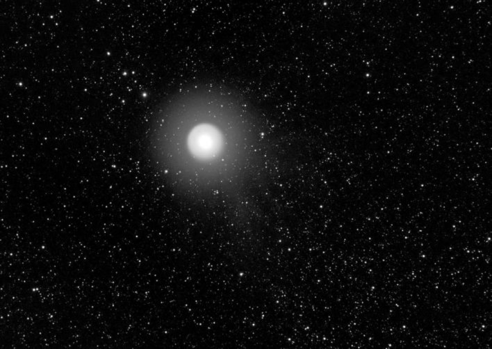 17P/Holmes-komeetta näkyi tähtitaivaalla paljain silmin vuonna 2007. Kuva on otettu Petri Kehusmaan kotiobservatoriosta. Komeetalle muodostuu kahden pyrstön lisäksi koma, eli ytimen ympärille muodostuu kirkas kaasukehä sen kuumentuessa. 17P/Holmesin koma oli halkaisijaltaan yli 1,4 miljoonaa kilometriä.