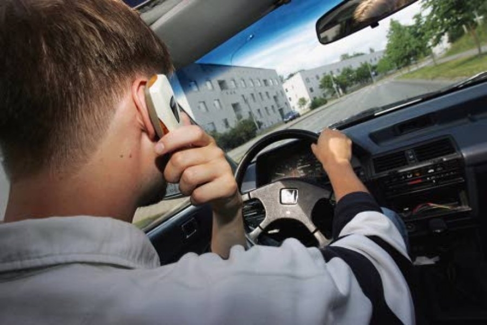 Poliisin mukaan pahimmillaan joka kolmannella kuljettajalla on matkapuhelin korvalla.