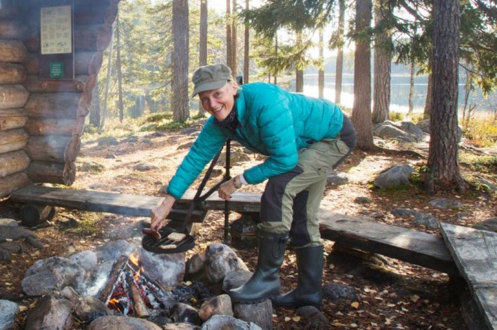 Tea Karvinen on viettänyt aikaa kaikissa kansallispuistoissamme, Tässä hän valmistautuu yöpymään Hiidenportin kansallispuistossa Kainuussa.