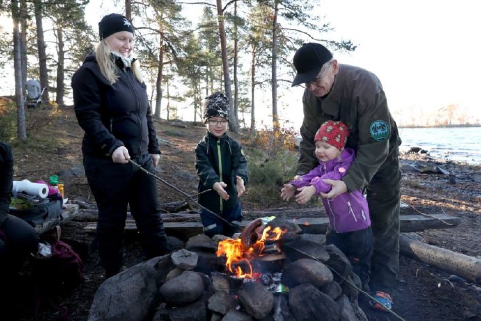 Eino ja Oona Lampén viihtyvät ukkinsa Asmo Romppasen seurassa. Henna Lampénin mukaan perheellä on tapana viettää syysloma kotimaassa.