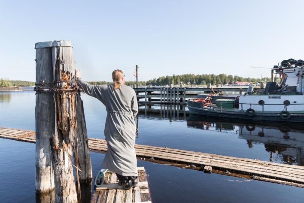 Joensuun ortodoksisen seurakunnan kirkkoherra Tuomas Järvelin odotti Kuhasalosta lähtenyttä kirkkovenettä.