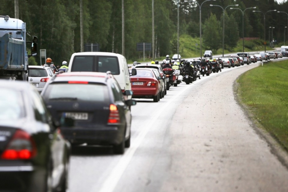 Liikenne ruuhkautui Kuopiontiellä asti torstaina aamupäivällä.