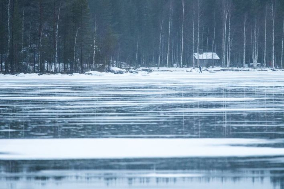 Höytiäisen Häikänniemen edustalla liikkui tiistaina kalastajia, vaikka jäät ovat heikkoja. Lunta ei jään pinnalle ole juuri kertynyt.