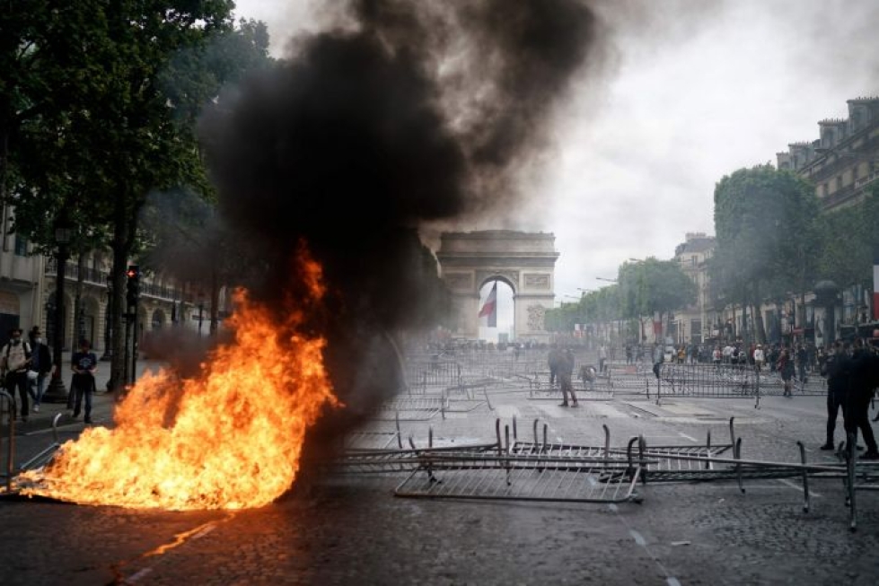Pariisissa puhkesi suuren sotilasparaatin jälkeen  yhteenottoja. LEHTIKUVA/AFP