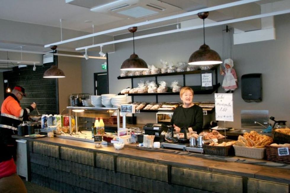 Kontiolahden keskustassa sijaitseva konditoria Rosalinda tunnetaan leivoksista ja leipomuksista. Kuvassa yrittäjä Marjatta Peura.