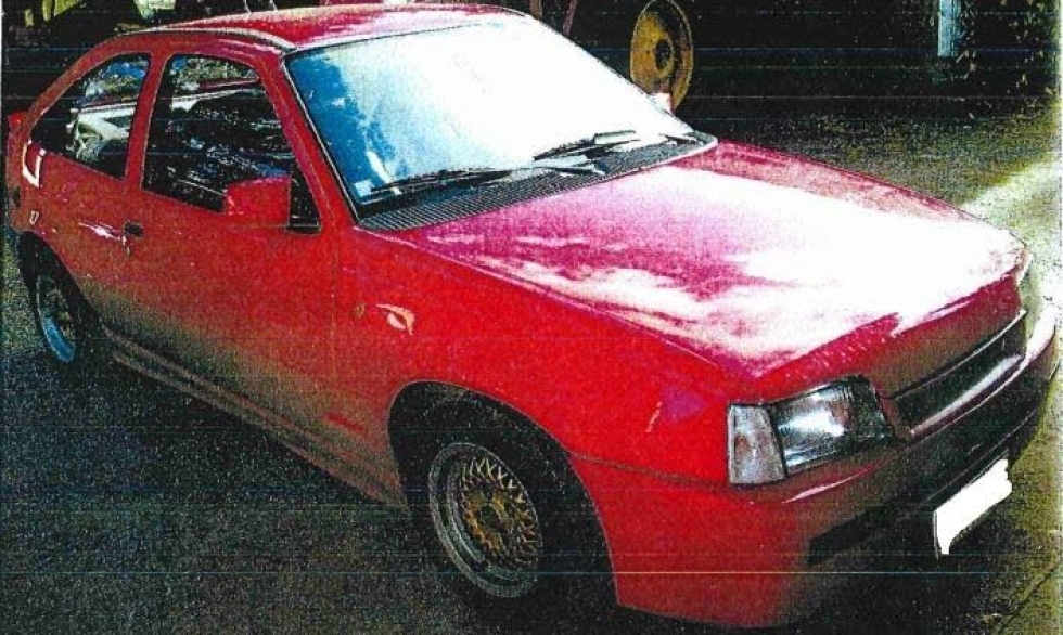 Punainen Opel Kadett tutkittiin perusteellisesti katoamistutkinnan yhteydessä 2005.