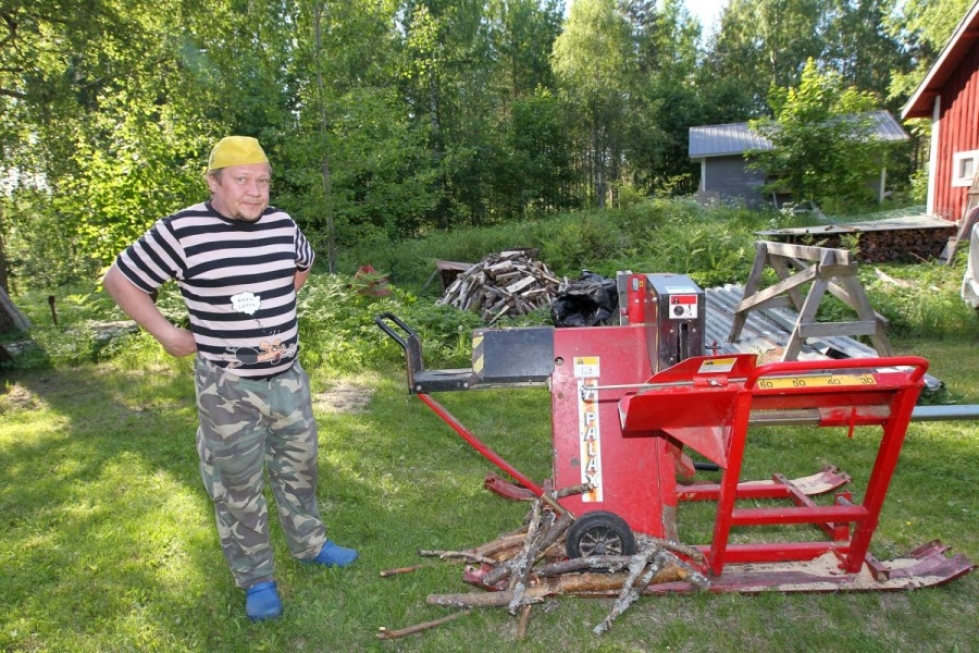 Tohmajärveläisellä Mikko Kauppisella on riittänyt puuhaa työttömyydestä huolimatta. Maaseudulla asuva mies on nikkaroinut, tehnyt puita ja auttanut kavereita.