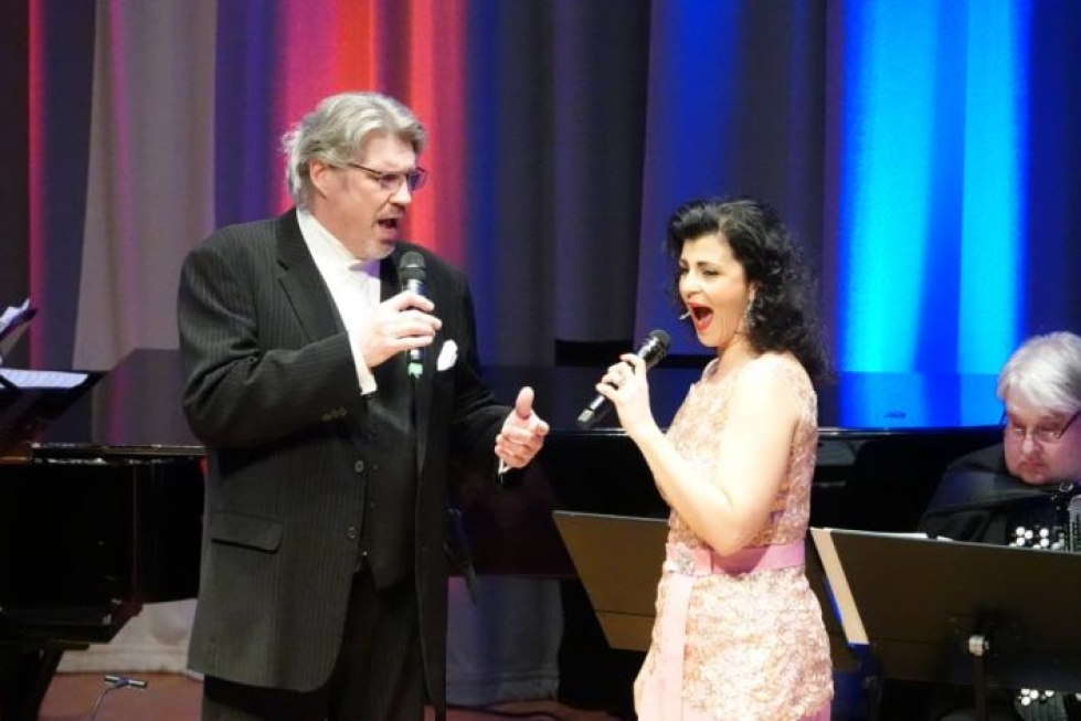 Pentti Hietanen (vas.) ja Angelika Klas ovat upeita laulajia niin tulkinnallisesti kuin äänellisestikin. Taustalla haitaristi Arto Tarkkonen.