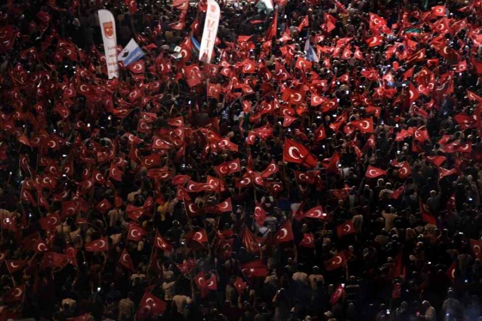 Juhlijat ovat kokoontuneet muun muassa Istanbulin Taksimin aukiolle, jossa entinen pääministeri Ahmet Davatoglu on puhunut juhliin kokoontuville henkilöille. LEHTIKUVA/AFP