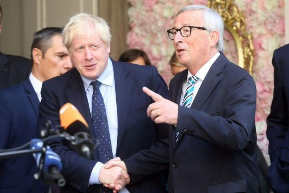 Britannian pääministeri Boris Johnson ja komission puheenjohtaja Jean-Claude Juncker ennen tapaamistaan 16. syyskuuta. LEHTIKUVA / AFP