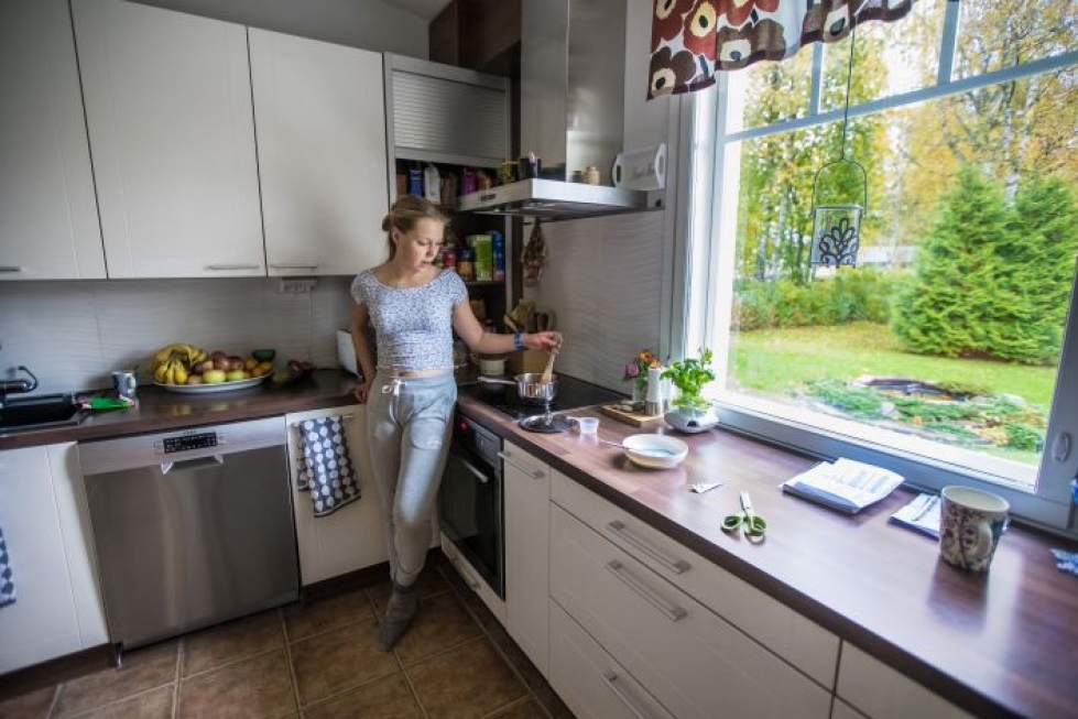 Joensuun Katajan kestävyysjuoksija Jutta Moilanen on vegaaniruokavalion myötä opetellut laittamaan ruokaa. Moilanen kokee, että kasviperäiseen ravintoon siirtyminen on monipuolistanut hänen aterioitaan.