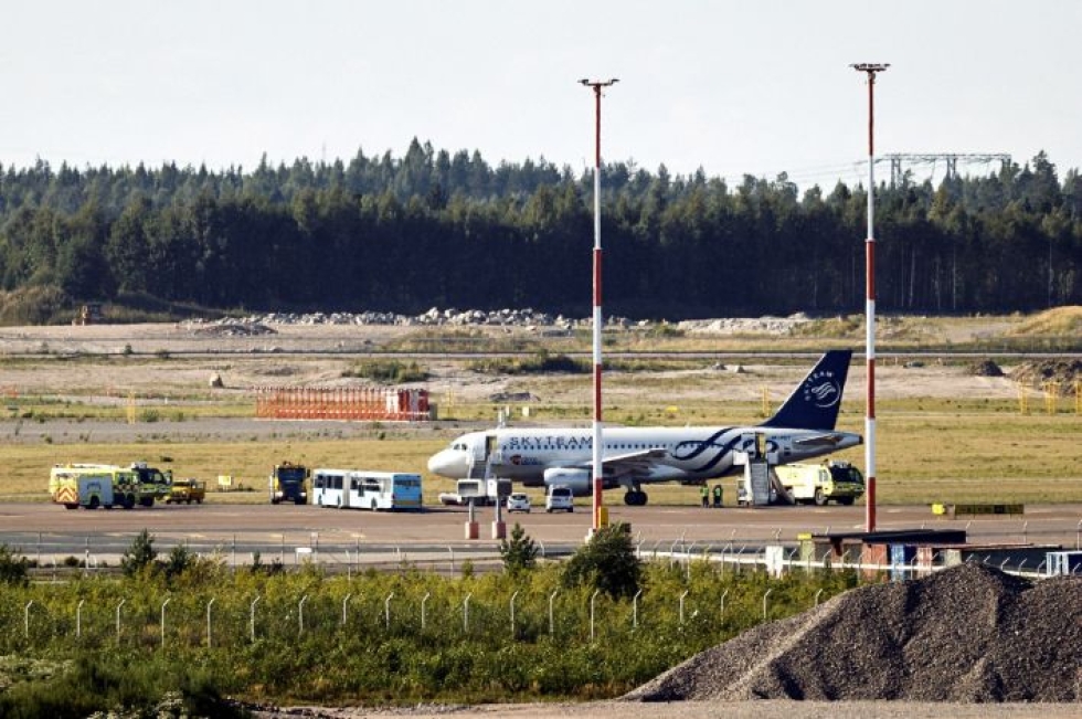 Evakuoitu tsekkiläinen lentokone Helsinki-Vantaan lentoasemalla 3. elokuuta 2018.  LEHTIKUVA / Roni Rekomaa