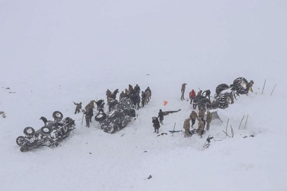 Viranomaisten mukaan uhrit jäivät vyöryn alle, kun he olivat kaivamassa esiin edellisenä päivänä lumivyöryn alle jäänyttä minibussia. LEHTIKUVA/AFP