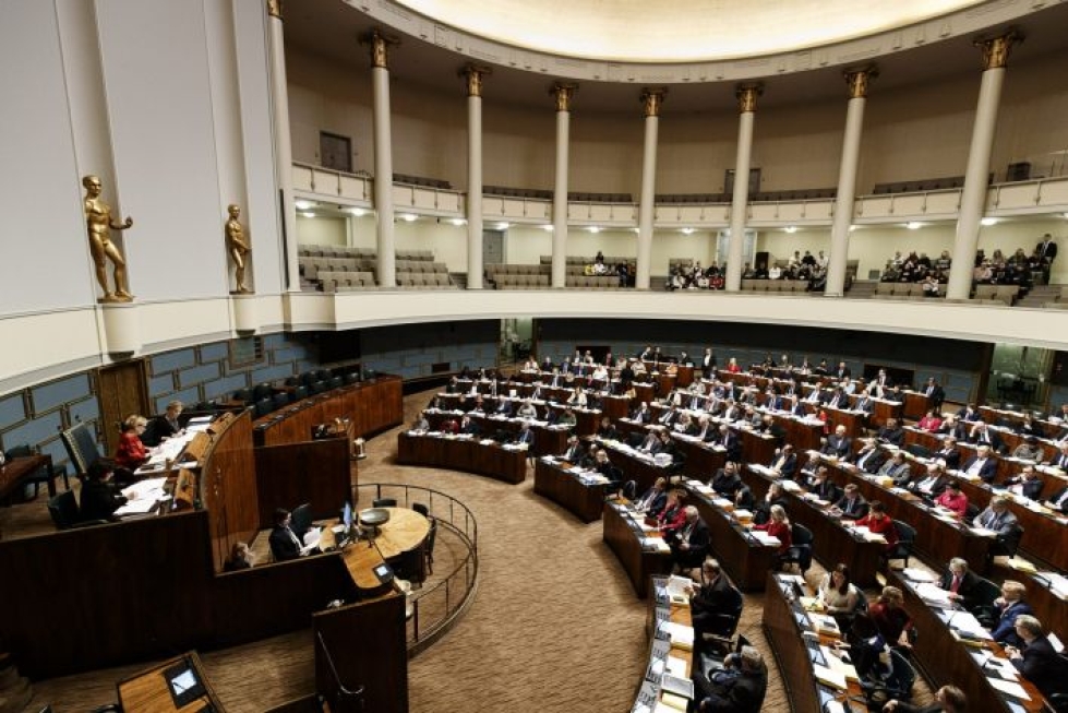 Eduskunta hyväksyi viimeisenä istuntopäivänään muutoksen ampuma-aselakiin. LEHTIKUVA / RONI REKOMAA