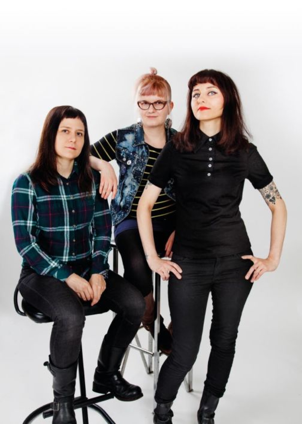 Hanna Kauppinen (vas.), Laura Haarala ja Aiju Salminen ovat tehneet uudenlaisen bändioppaan.