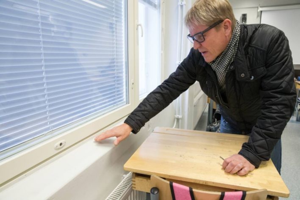 Enon ja Uimaharjun koulujen rehtori Timo Alanko esittelee Enon koulun tiloja, jotka kärsivät sisäilmaongelmista.